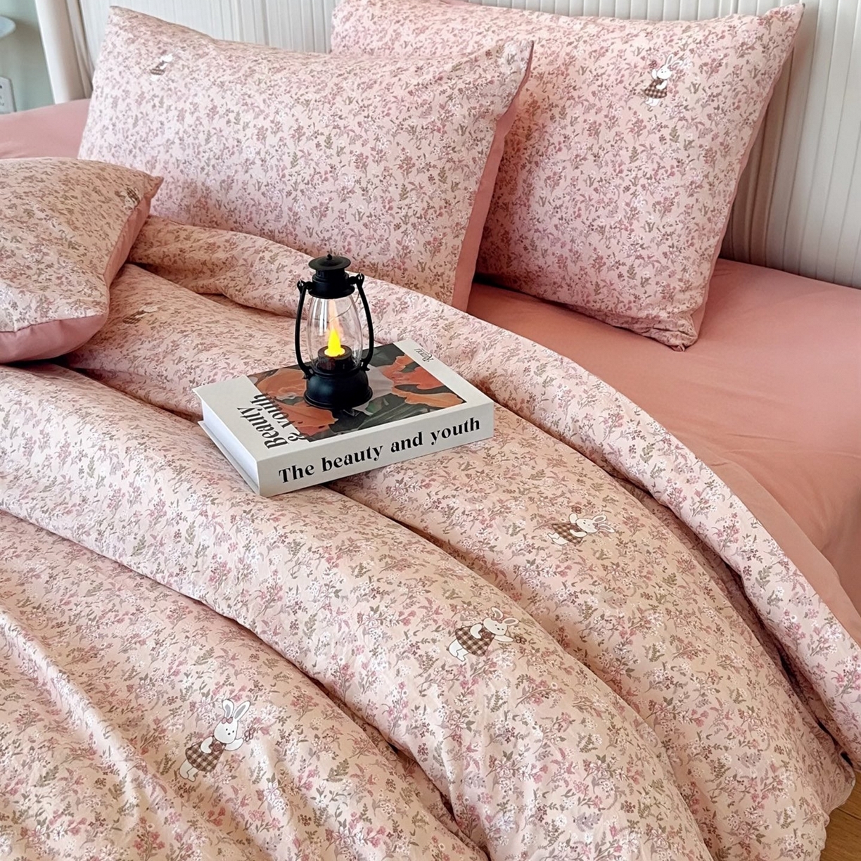 91家纺网 家纺一手货源 找家纺 兜米家居 2025新款古法水洗棉印花小清新四件套 花枝兔粉