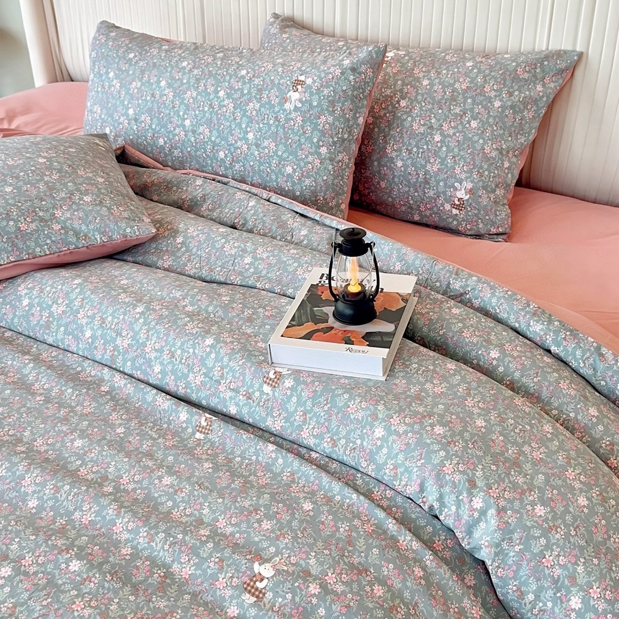 91家纺网 家纺一手货源 找家纺 兜米家居 2025新款古法水洗棉印花小清新四件套 花枝兔蓝