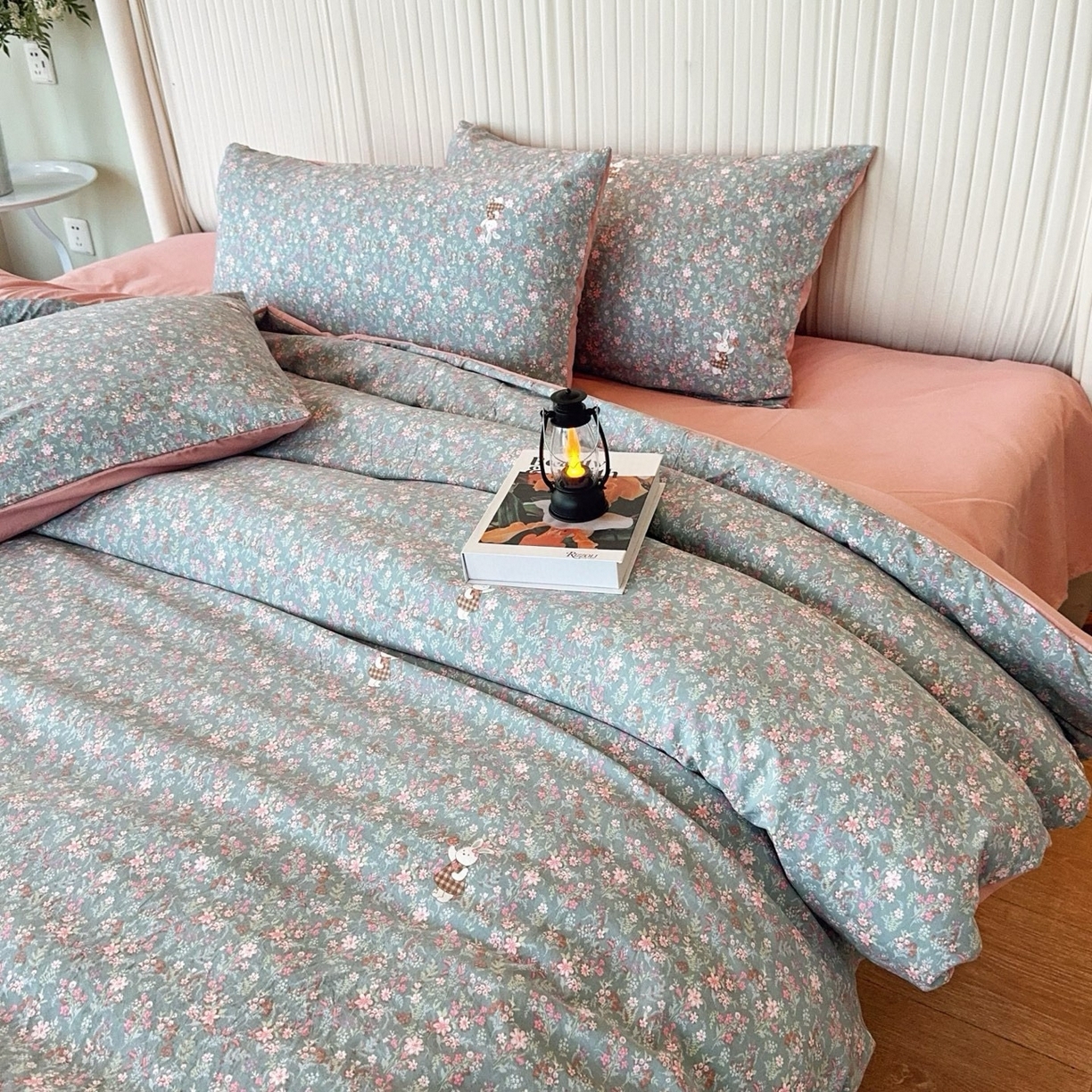 91家纺网 家纺一手货源 找家纺 兜米家居 2025新款古法水洗棉印花小清新四件套 花枝兔蓝