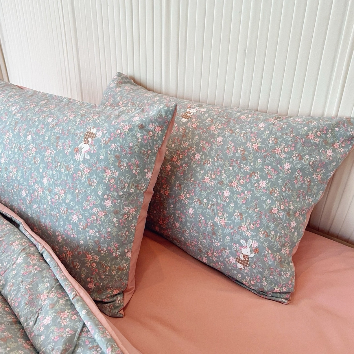 91家纺网 家纺一手货源 找家纺 兜米家居 2025新款古法水洗棉印花小清新四件套 花枝兔蓝