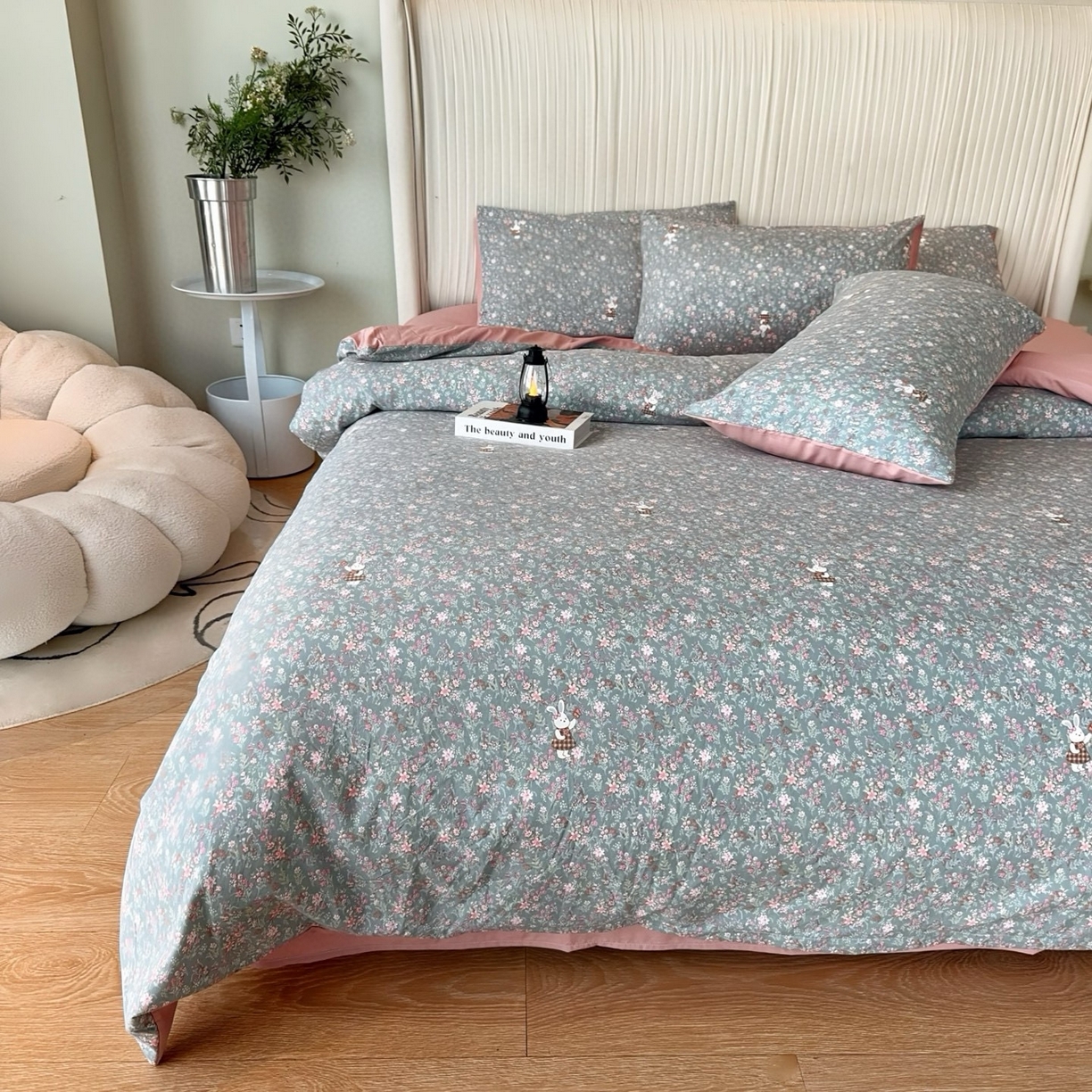 91家纺网 家纺一手货源 找家纺 兜米家居 2025新款古法水洗棉印花小清新四件套 花枝兔蓝