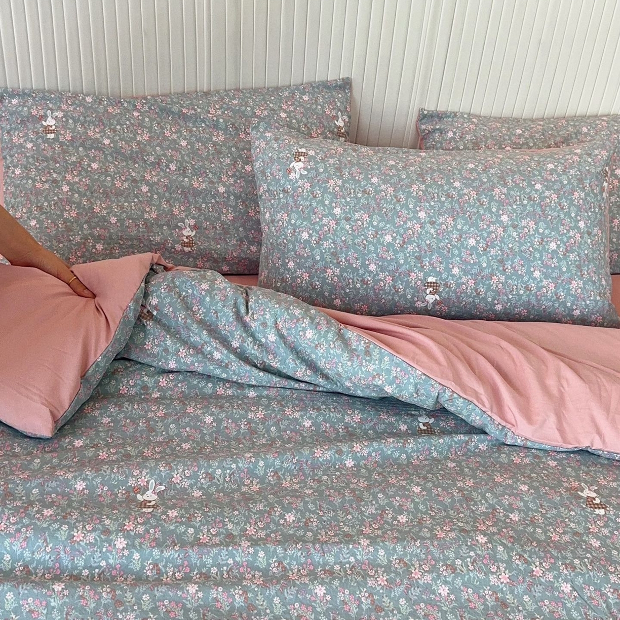 91家纺网 家纺一手货源 找家纺 兜米家居 2025新款古法水洗棉印花小清新四件套 花枝兔蓝