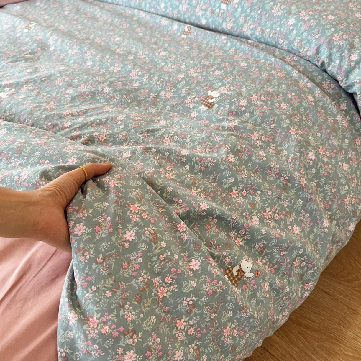 91家纺网 家纺一手货源 找家纺 兜米家居 2025新款古法水洗棉印花小清新四件套 花枝兔蓝