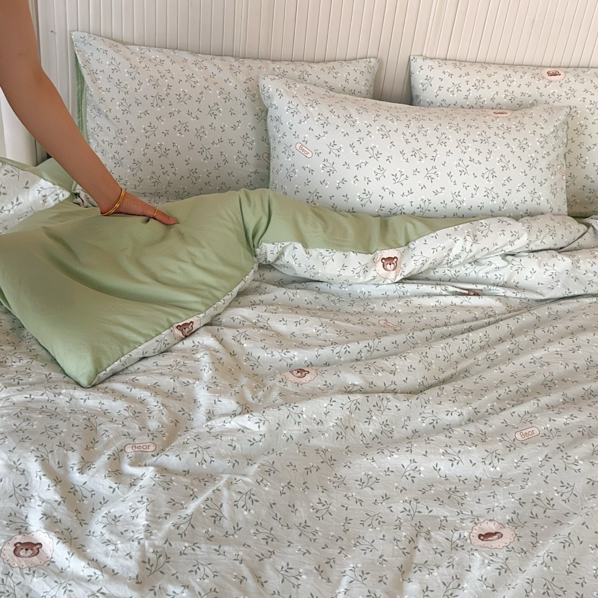 91家纺网 家纺一手货源 找家纺 兜米家居 2025新款古法水洗棉印花小清新四件套 绿叶小熊