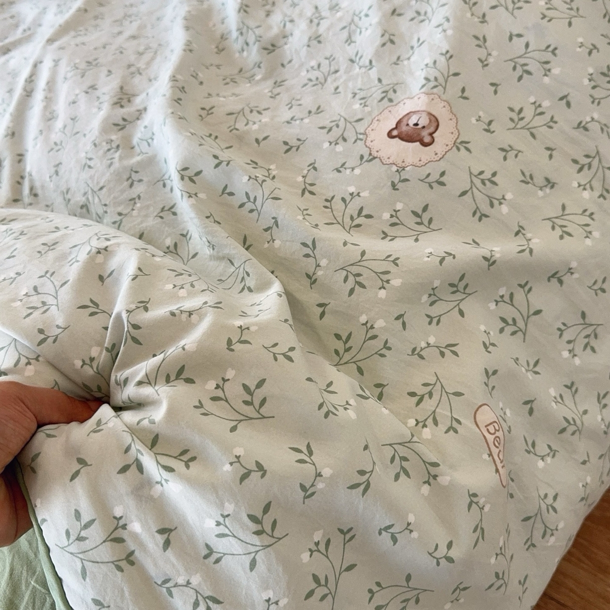 91家纺网 家纺一手货源 找家纺 兜米家居 2025新款古法水洗棉印花小清新四件套 绿叶小熊