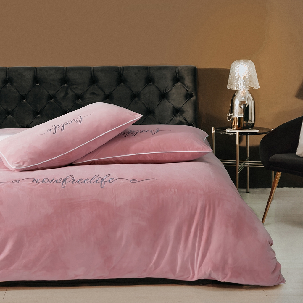 91家纺网 家纺一手货源 找家纺 千朵森 2025新款杰西卡250克加厚高端锦丝绒四件套-风格一 杰西卡-豆沙