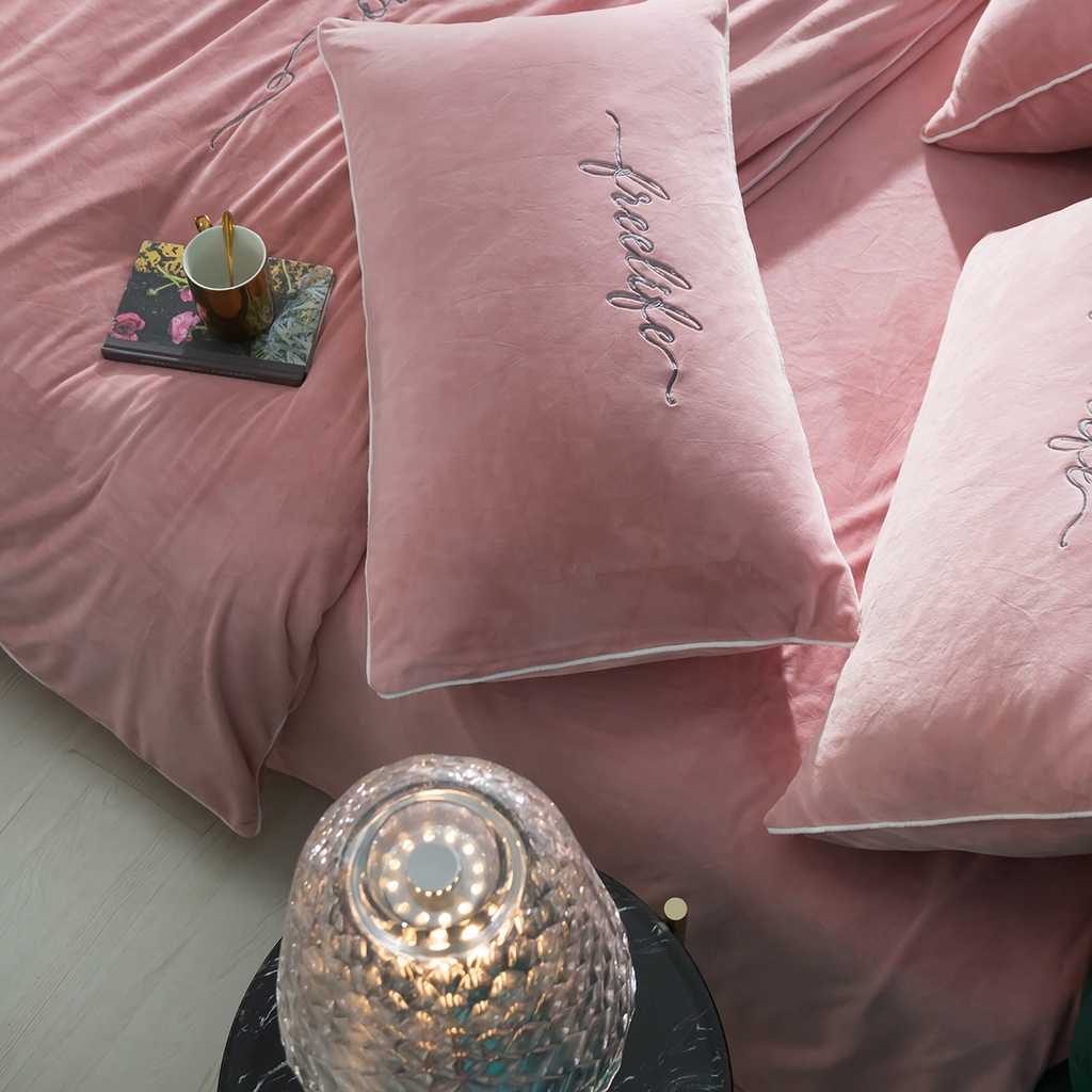 91家纺网 家纺一手货源 找家纺 千朵森 2025新款杰西卡250克加厚高端锦丝绒四件套-风格一 杰西卡-豆沙