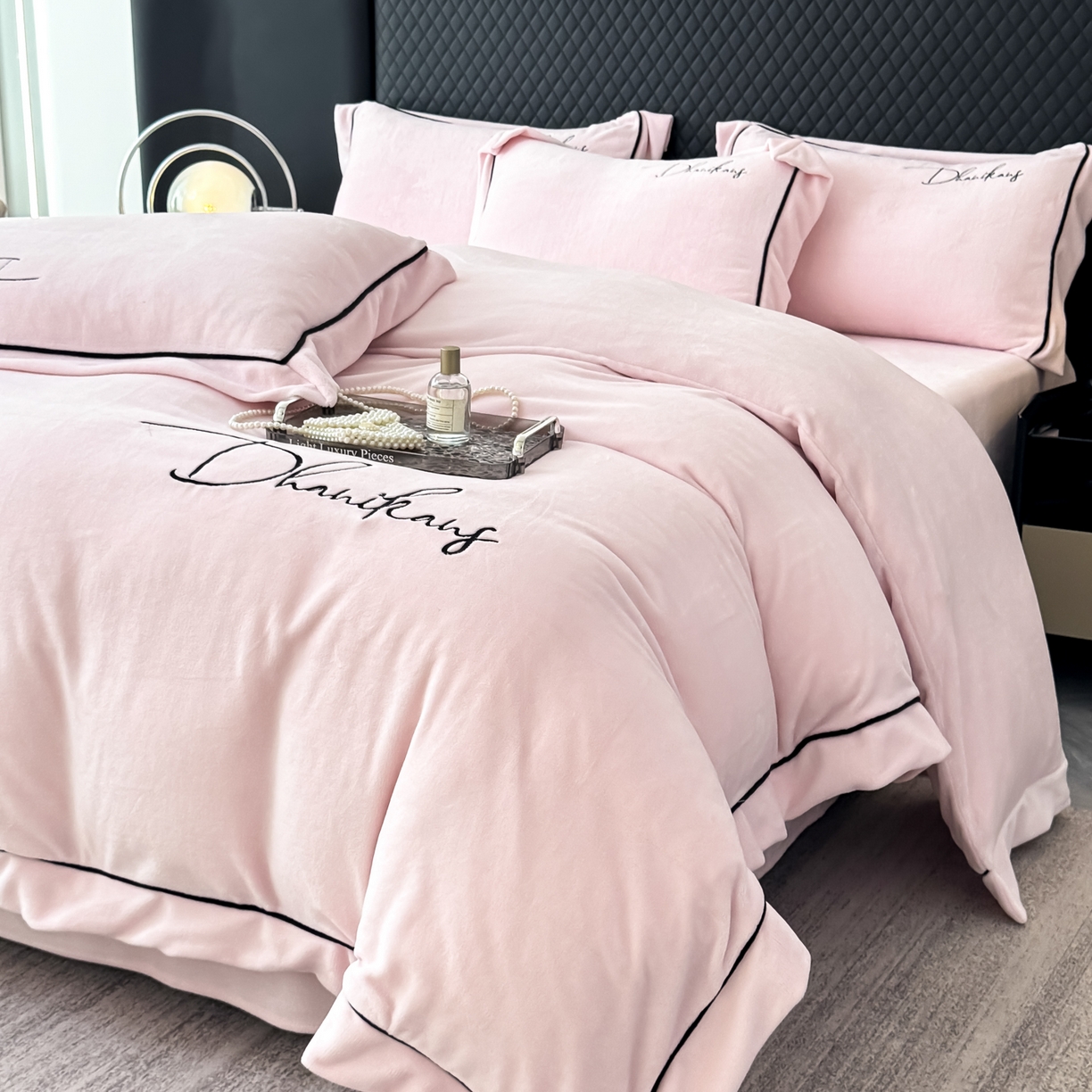 91家纺网 家纺一手货源 找家纺 KA家纺 2025新款冬轻奢刺绣款嵌绳大拼角牛奶绒四件套 轻奢牛奶绒-粉