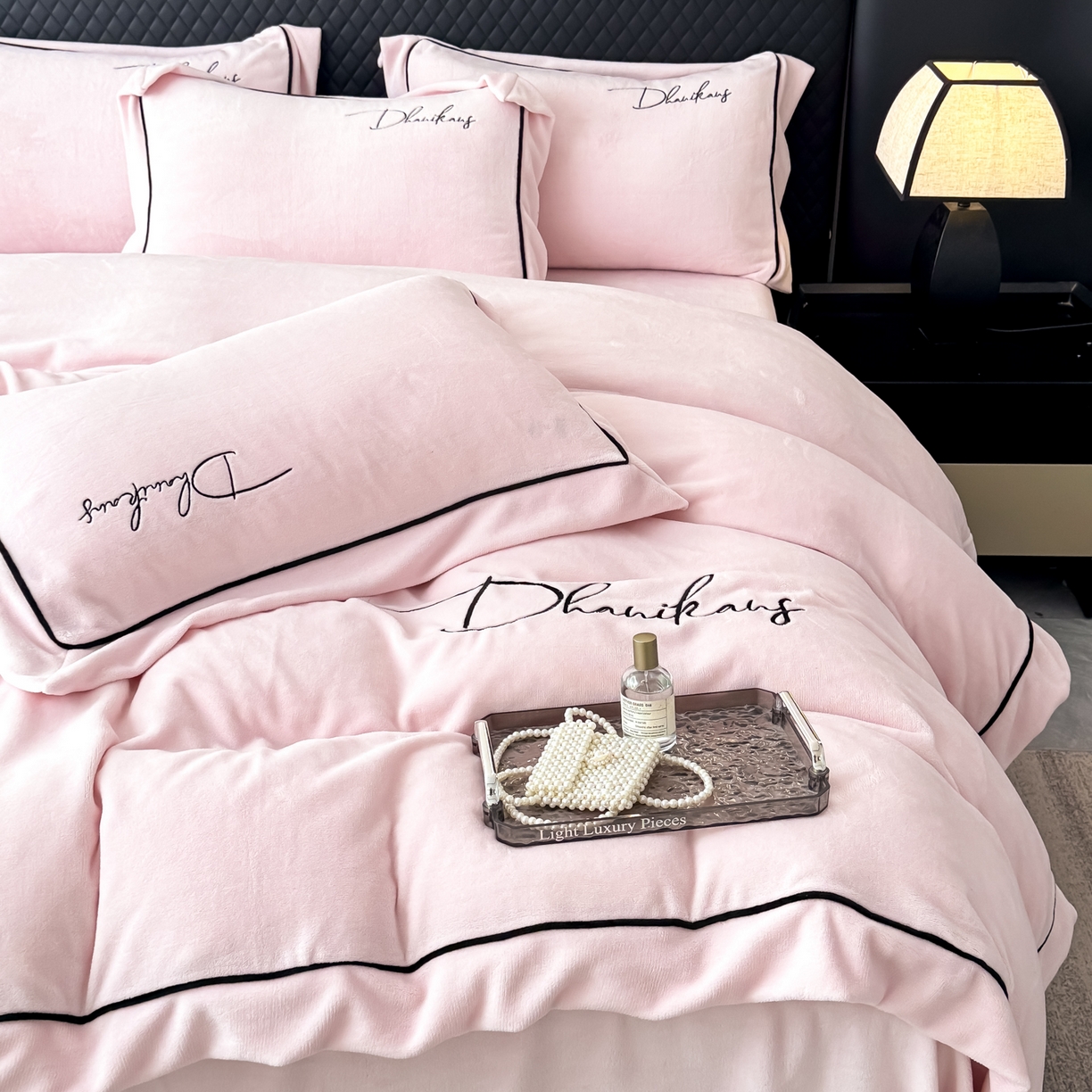 91家纺网 家纺一手货源 找家纺 KA家纺 2025新款冬轻奢刺绣款嵌绳大拼角牛奶绒四件套 轻奢牛奶绒-粉