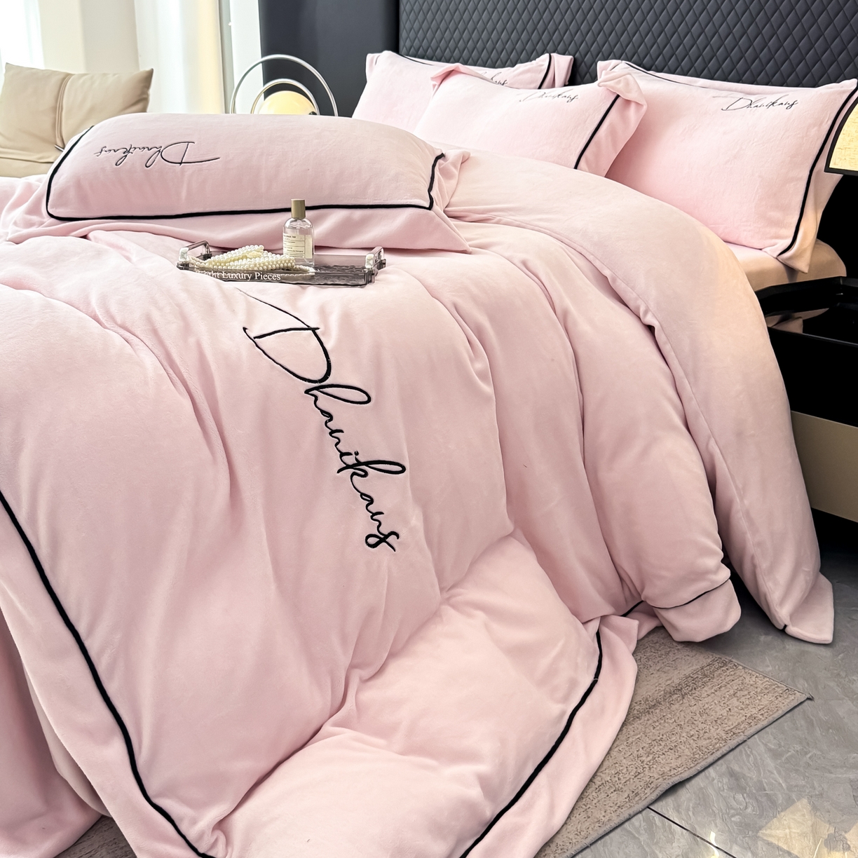 91家纺网 家纺一手货源 找家纺 KA家纺 2025新款冬轻奢刺绣款嵌绳大拼角牛奶绒四件套 轻奢牛奶绒-粉