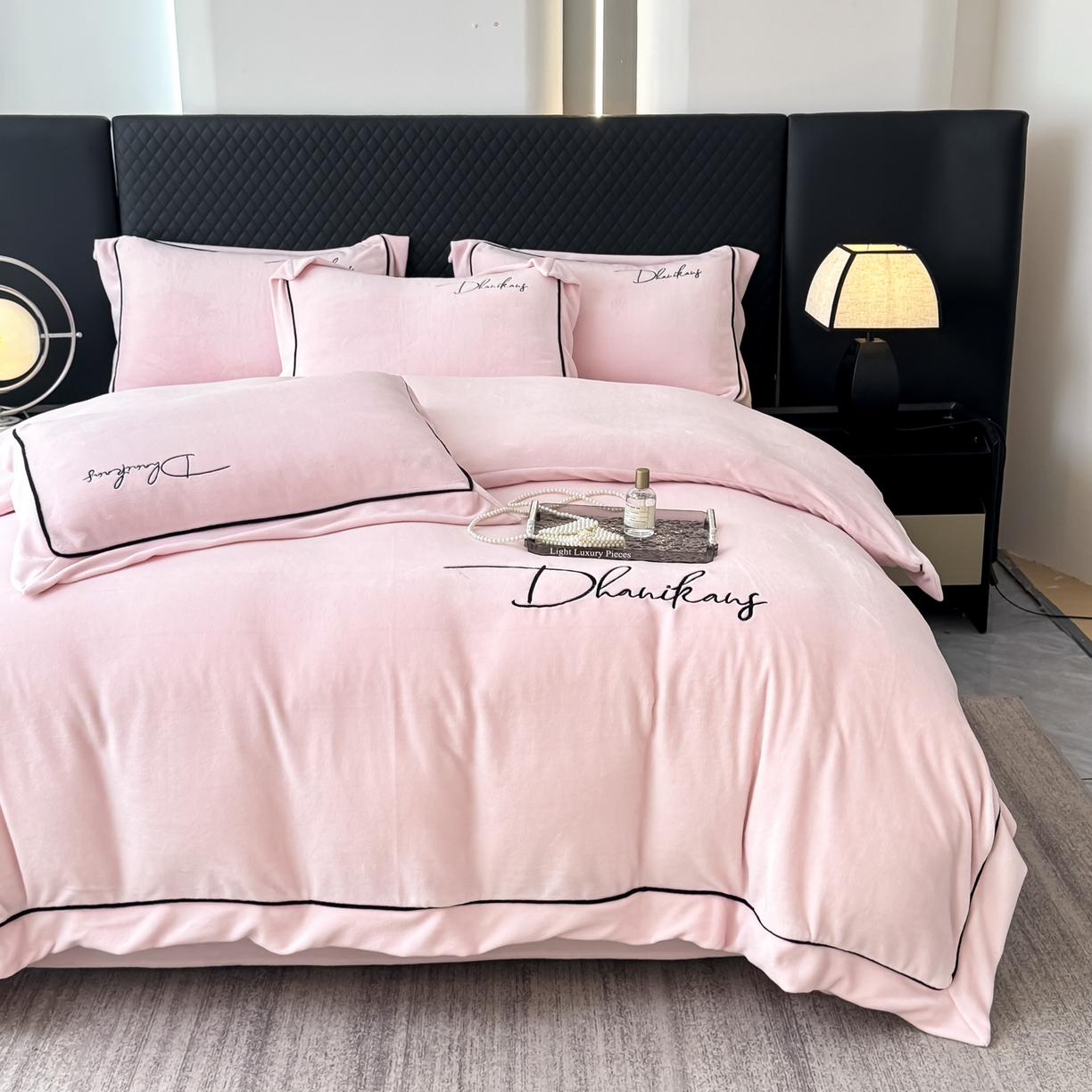 91家纺网 家纺一手货源 找家纺 KA家纺 2025新款冬轻奢刺绣款嵌绳大拼角牛奶绒四件套 轻奢牛奶绒-粉