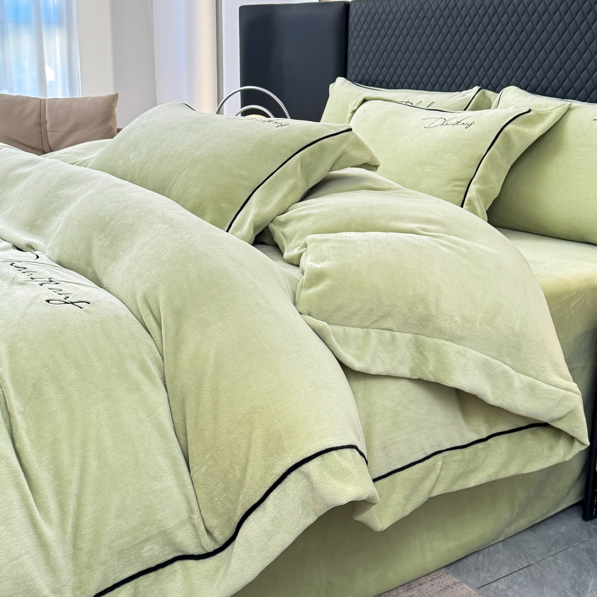 91家纺网 家纺一手货源 找家纺 KA家纺 2025新款冬轻奢刺绣款嵌绳大拼角牛奶绒四件套 轻奢牛奶绒-绿