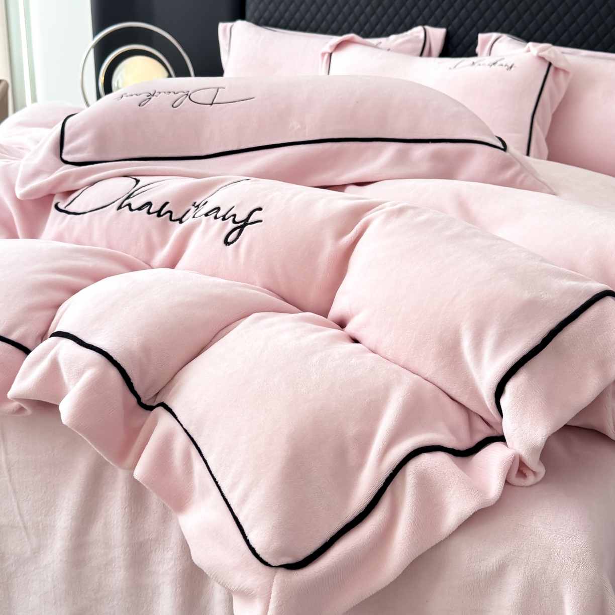 91家纺网 家纺一手货源 找家纺 KA家纺 2025新款冬轻奢刺绣款嵌绳大拼角牛奶绒四件套 轻奢牛奶绒-粉