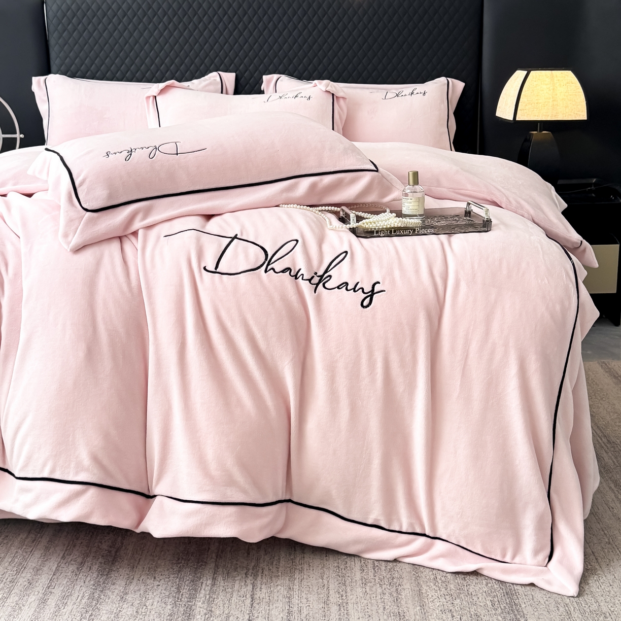 91家纺网 家纺一手货源 找家纺 KA家纺 2025新款冬轻奢刺绣款嵌绳大拼角牛奶绒四件套 轻奢牛奶绒-粉