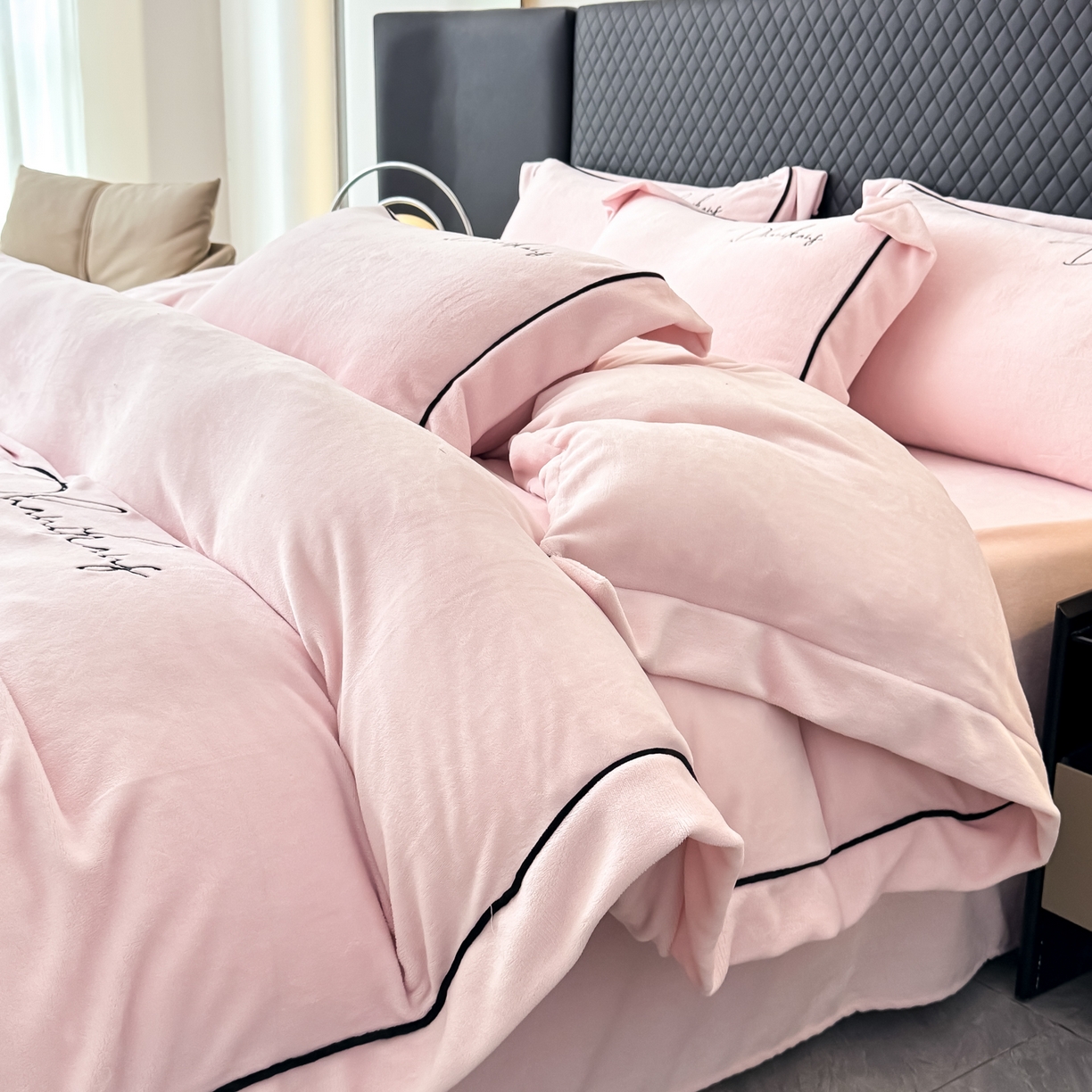 91家纺网 家纺一手货源 找家纺 KA家纺 2025新款冬轻奢刺绣款嵌绳大拼角牛奶绒四件套 轻奢牛奶绒-粉