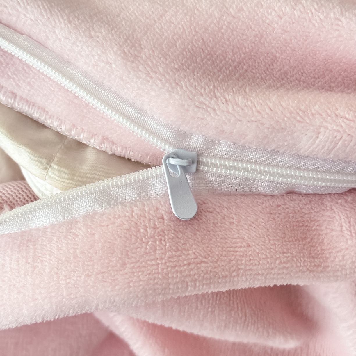 91家纺网 家纺一手货源 找家纺 KA家纺 2025新款冬轻奢刺绣款嵌绳大拼角牛奶绒四件套 轻奢牛奶绒-粉