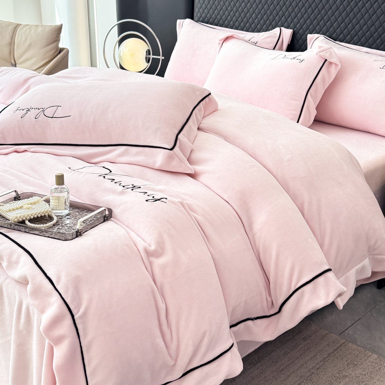 91家纺网 家纺一手货源 找家纺 KA家纺 2025新款冬轻奢刺绣款嵌绳大拼角牛奶绒四件套 轻奢牛奶绒-粉