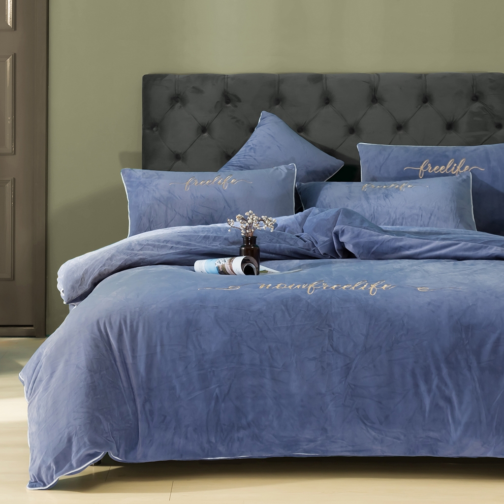 91家纺网 家纺一手货源 找家纺 千朵森 2025新款杰西卡250克加厚高端锦丝绒四件套-风格一 杰西卡-蓝灰