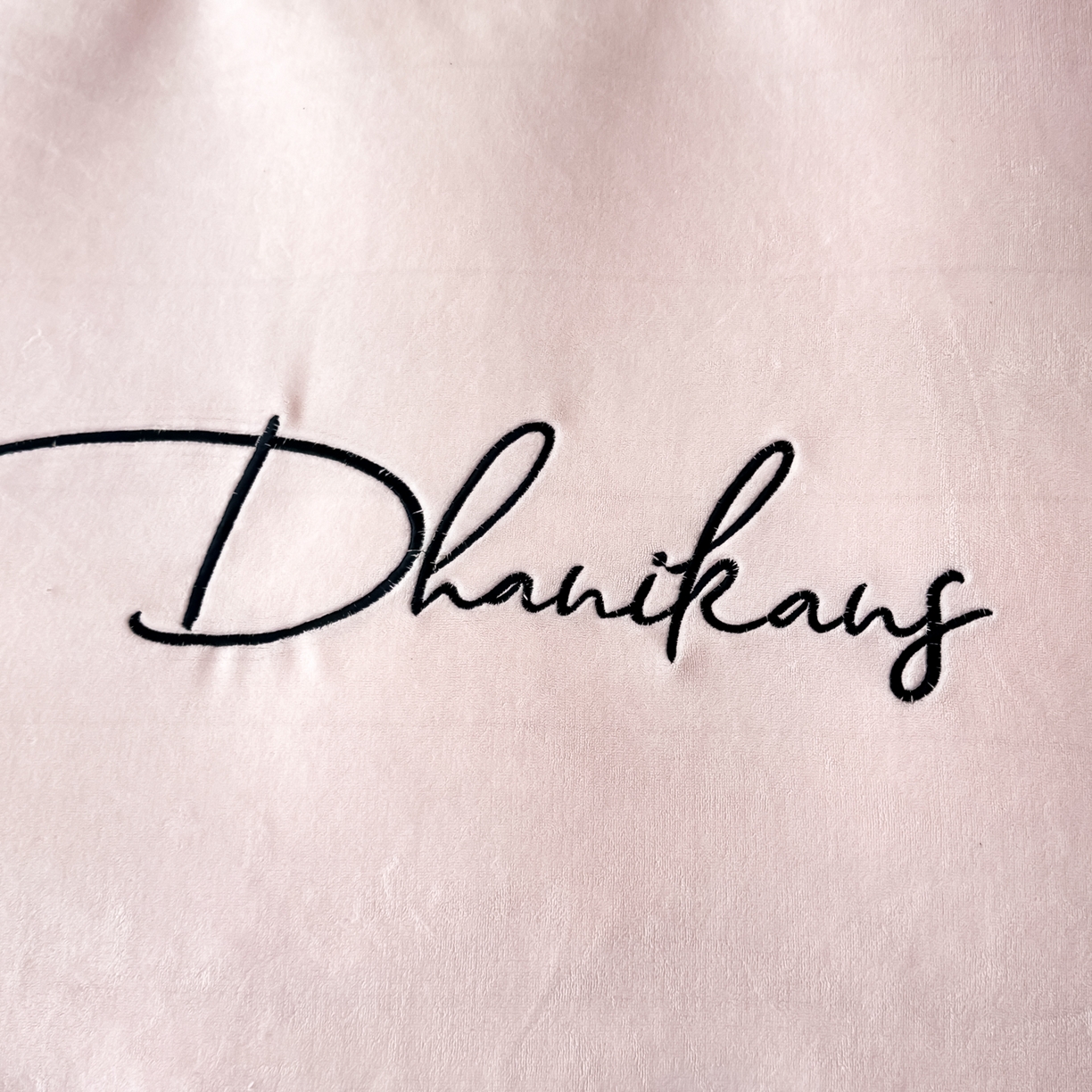 91家纺网 家纺一手货源 找家纺 KA家纺 2025新款冬轻奢刺绣款嵌绳大拼角牛奶绒四件套 轻奢牛奶绒-粉