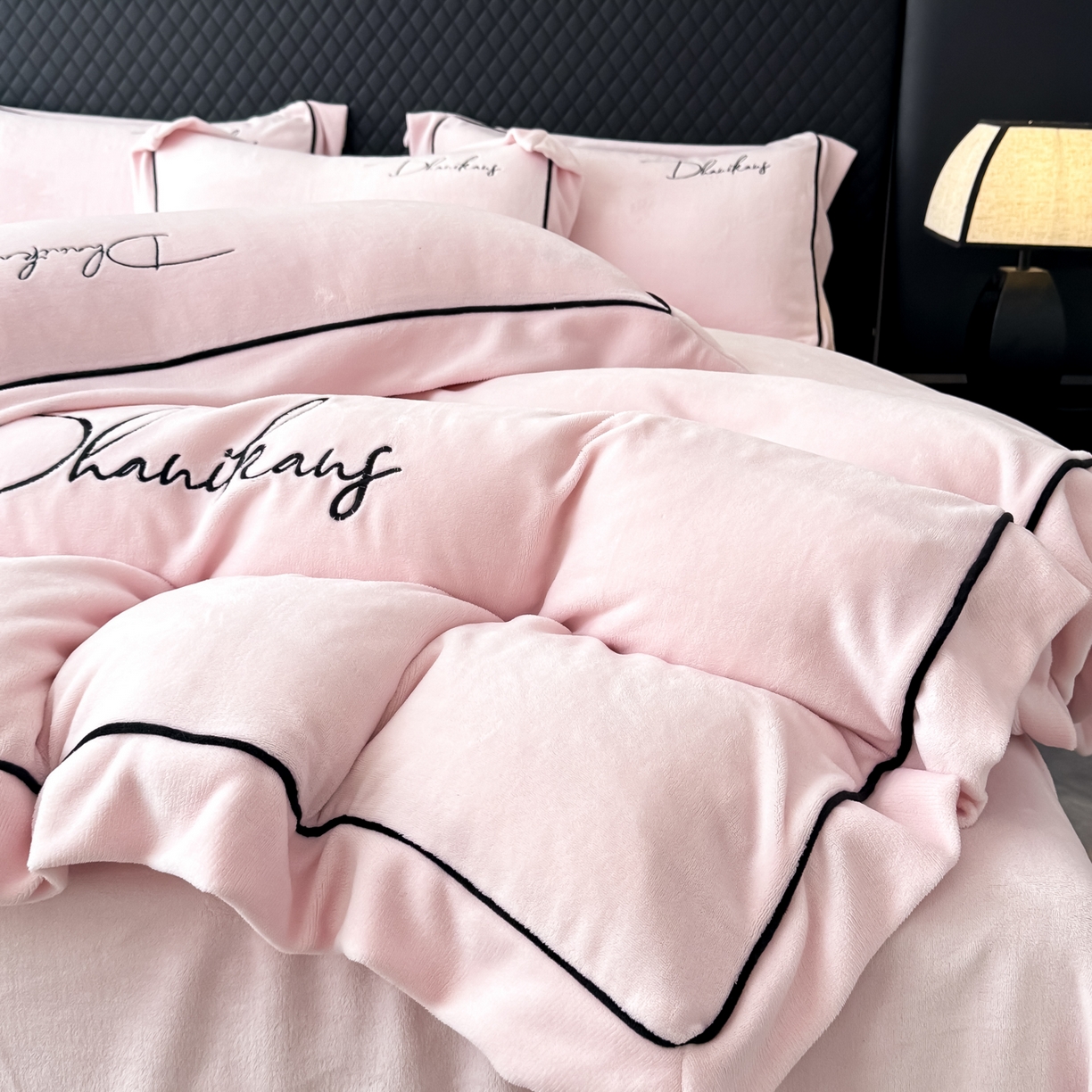 91家纺网 家纺一手货源 找家纺 KA家纺 2025新款冬轻奢刺绣款嵌绳大拼角牛奶绒四件套 轻奢牛奶绒-粉