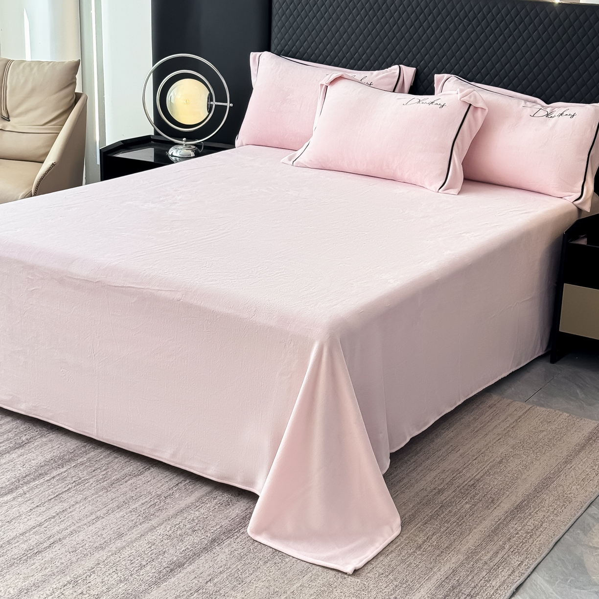 91家纺网 家纺一手货源 找家纺 KA家纺 2025新款冬轻奢刺绣款嵌绳大拼角牛奶绒四件套 轻奢牛奶绒-粉