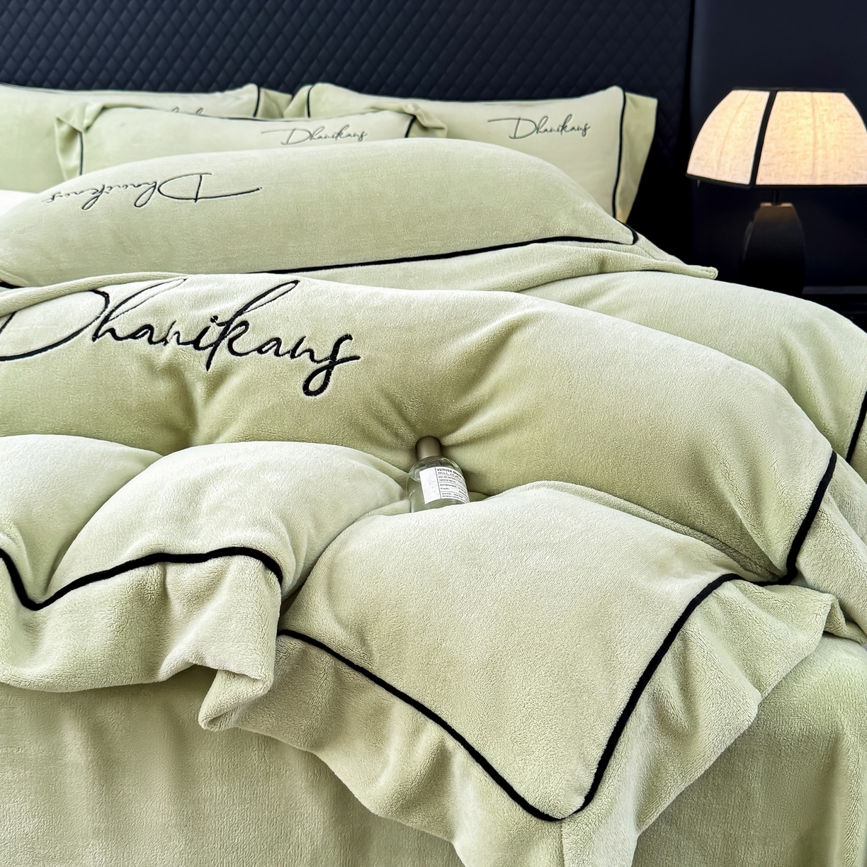 91家纺网 家纺一手货源 找家纺 KA家纺 2025新款冬轻奢刺绣款嵌绳大拼角牛奶绒四件套 轻奢牛奶绒-绿