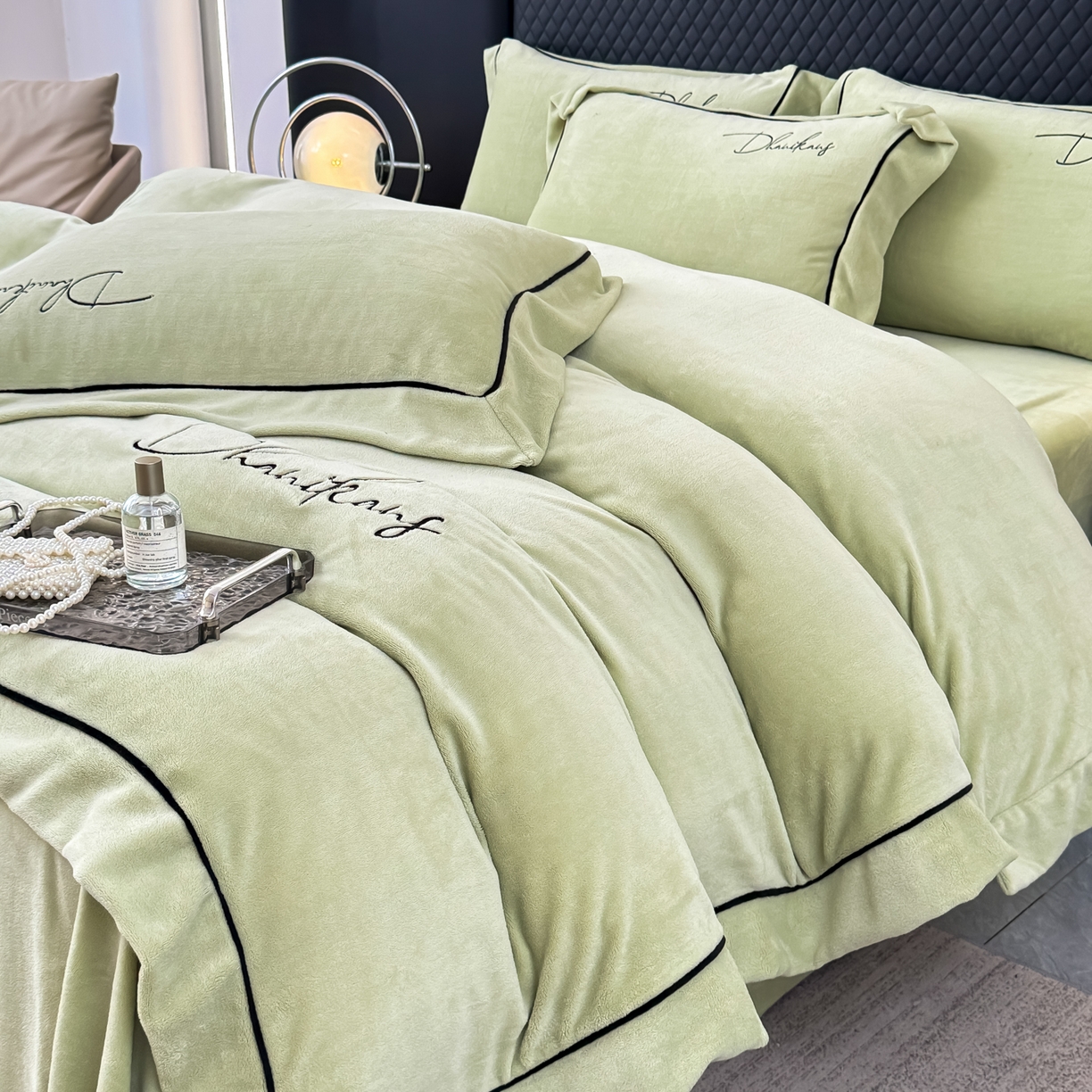 91家纺网 家纺一手货源 找家纺 KA家纺 2025新款冬轻奢刺绣款嵌绳大拼角牛奶绒四件套 轻奢牛奶绒-绿