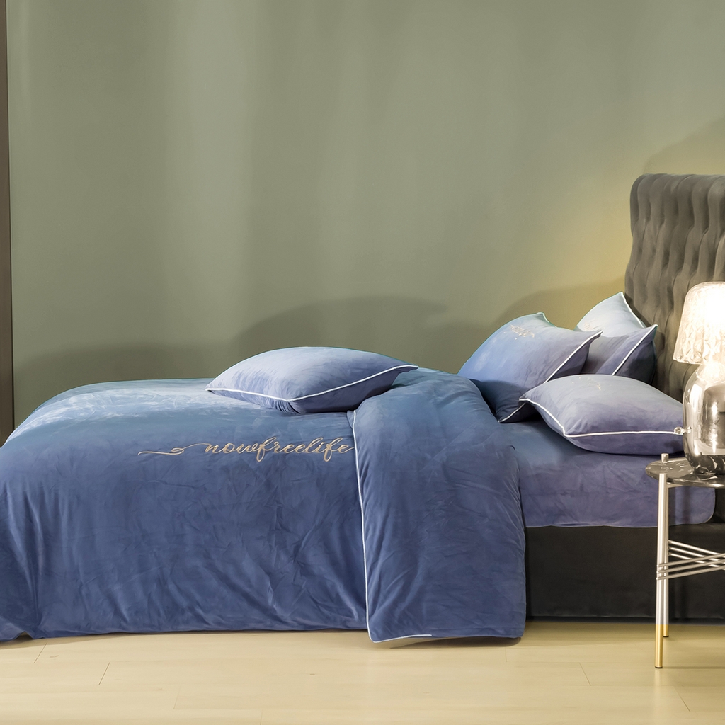 91家纺网 家纺一手货源 找家纺 千朵森 2025新款杰西卡250克加厚高端锦丝绒四件套-风格一 杰西卡-蓝灰