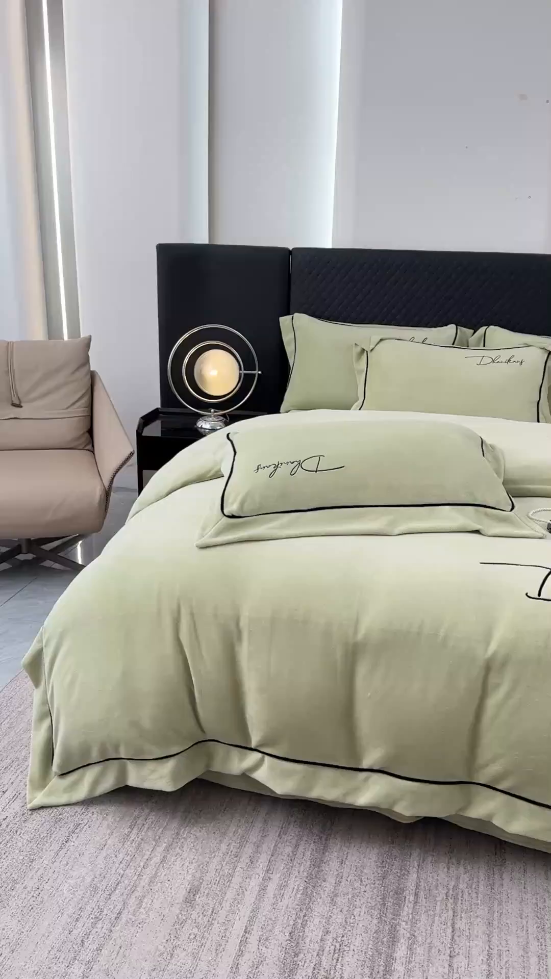 91家纺网 家纺一手货源 找家纺 KA家纺 2025新款冬轻奢刺绣款嵌绳大拼角牛奶绒四件套 轻奢牛奶绒-绿