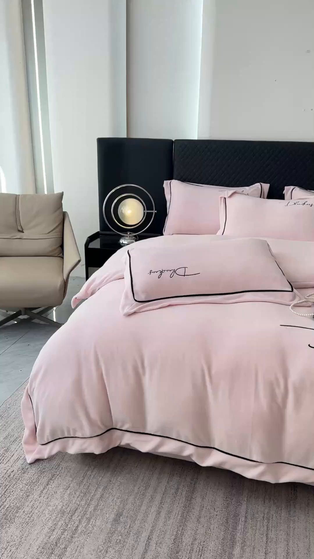 91家纺网 家纺一手货源 找家纺 KA家纺 2025新款冬轻奢刺绣款嵌绳大拼角牛奶绒四件套 轻奢牛奶绒-粉