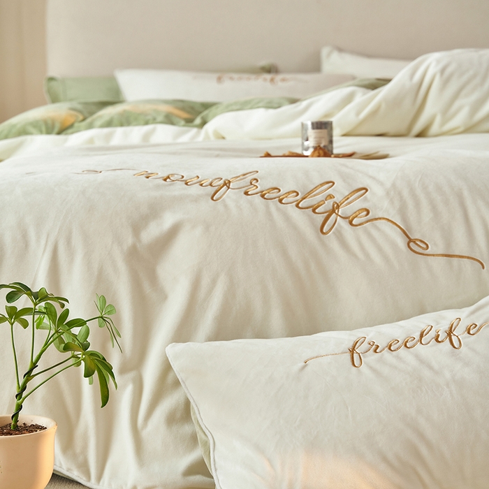 91家纺网 家纺一手货源 找家纺 千朵森 2025新款杰西卡250克加厚高端锦丝绒四件套-风格一 杰西卡-奶白配嫩绿