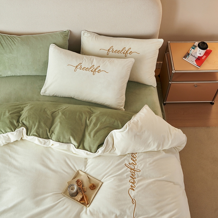 91家纺网 家纺一手货源 找家纺 千朵森 2025新款杰西卡250克加厚高端锦丝绒四件套-风格一 杰西卡-奶白配嫩绿