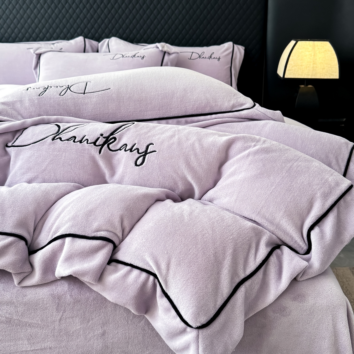 91家纺网 家纺一手货源 找家纺 KA家纺 2025新款冬轻奢刺绣款嵌绳大拼角牛奶绒四件套 轻奢牛奶绒-紫