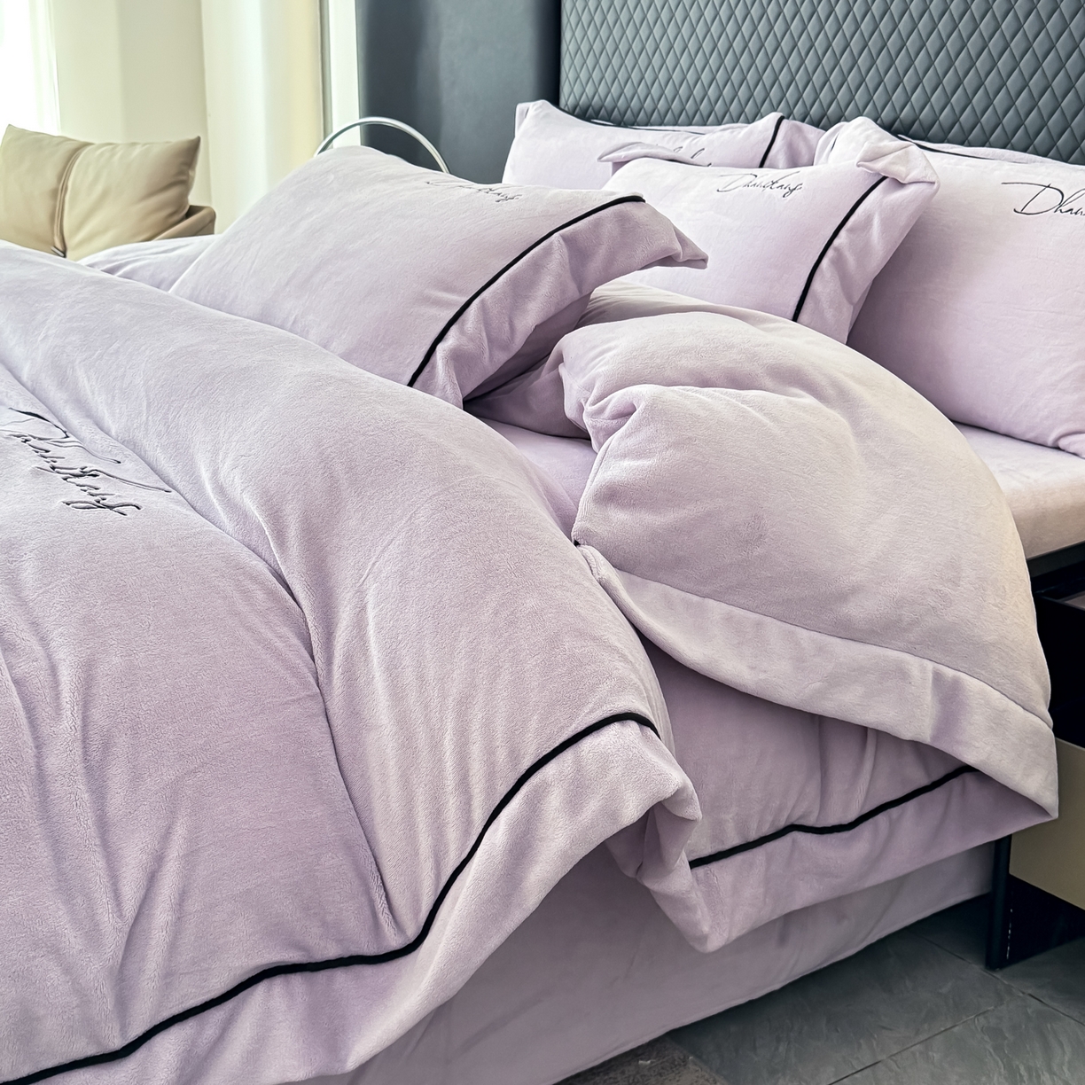 91家纺网 家纺一手货源 找家纺 KA家纺 2025新款冬轻奢刺绣款嵌绳大拼角牛奶绒四件套 轻奢牛奶绒-紫