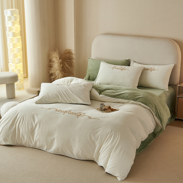 91家纺网 家纺一手货源 找家纺 千朵森 2025新款杰西卡250克加厚高端锦丝绒四件套-风格一 杰西卡-奶白配嫩绿