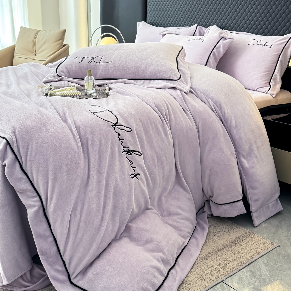 91家纺网 家纺一手货源 找家纺 KA家纺 2025新款冬轻奢刺绣款嵌绳大拼角牛奶绒四件套 轻奢牛奶绒-紫