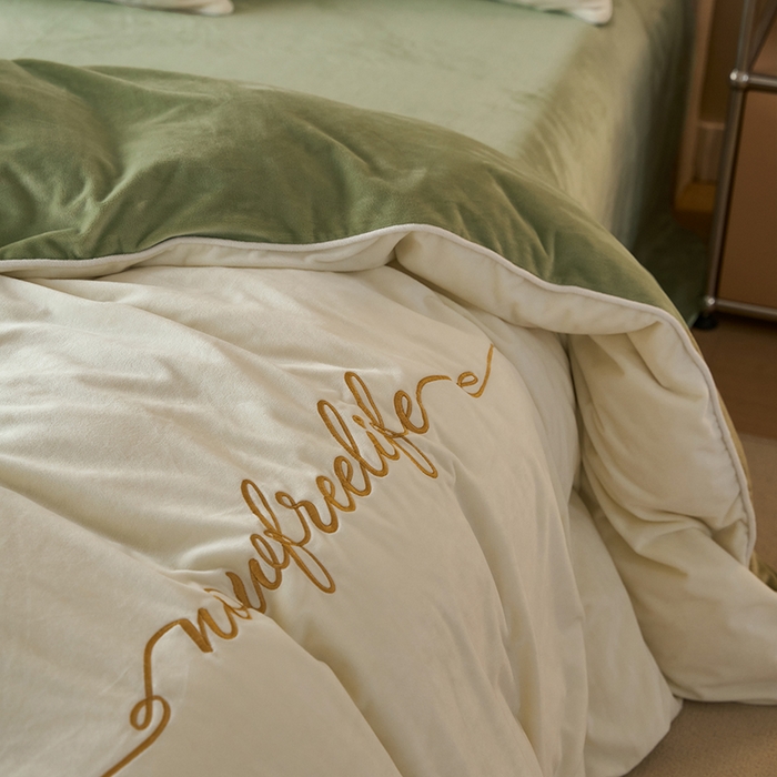 91家纺网 家纺一手货源 找家纺 千朵森 2025新款杰西卡250克加厚高端锦丝绒四件套-风格一 杰西卡-奶白配嫩绿