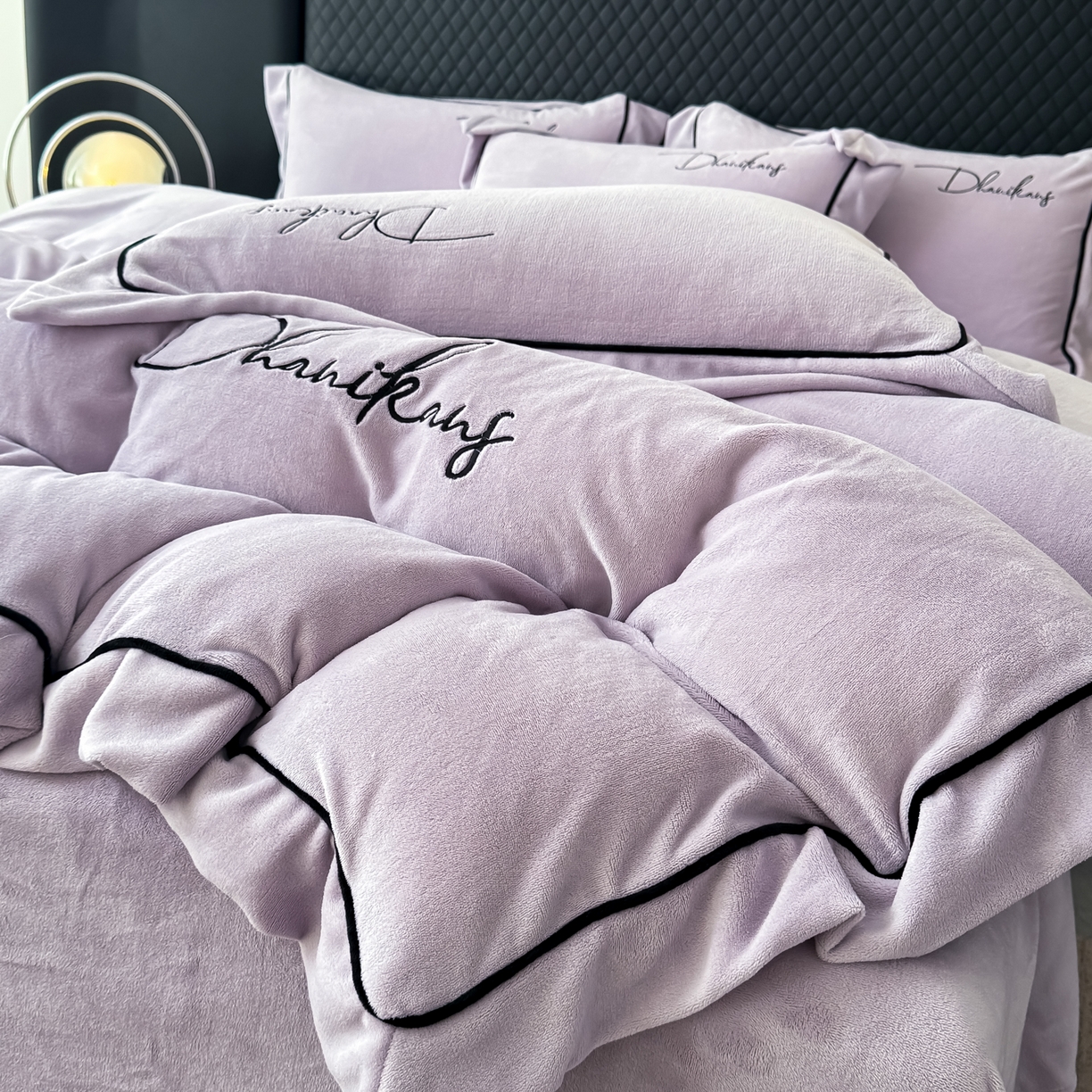 91家纺网 家纺一手货源 找家纺 KA家纺 2025新款冬轻奢刺绣款嵌绳大拼角牛奶绒四件套 轻奢牛奶绒-紫