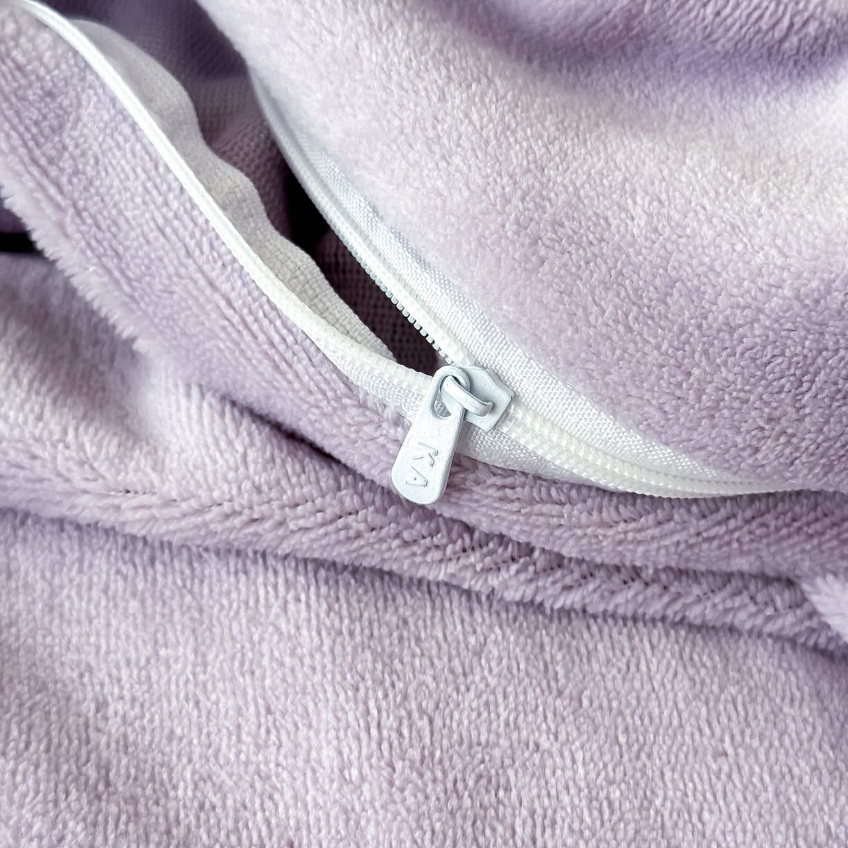 91家纺网 家纺一手货源 找家纺 KA家纺 2025新款冬轻奢刺绣款嵌绳大拼角牛奶绒四件套 轻奢牛奶绒-紫