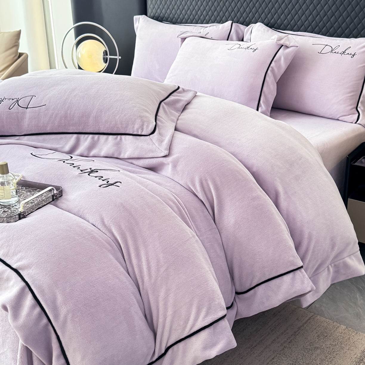 91家纺网 家纺一手货源 找家纺 KA家纺 2025新款冬轻奢刺绣款嵌绳大拼角牛奶绒四件套 轻奢牛奶绒-紫