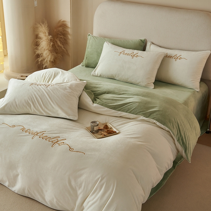 91家纺网 家纺一手货源 找家纺 千朵森 2025新款杰西卡250克加厚高端锦丝绒四件套-风格一 杰西卡-奶白配嫩绿