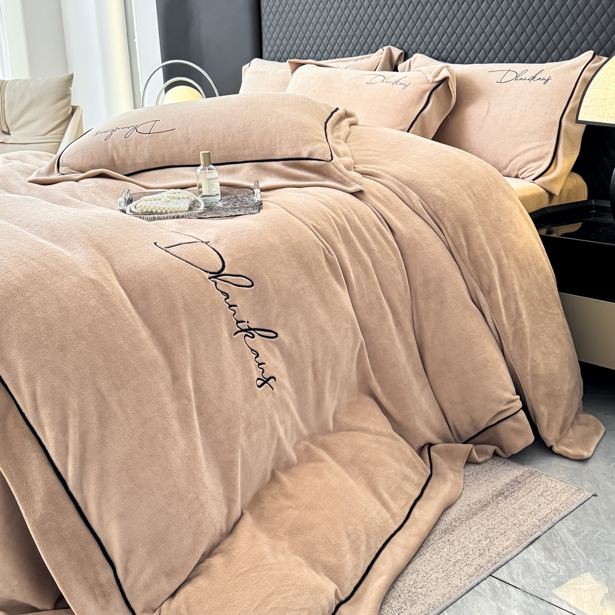 91家纺网 家纺一手货源 找家纺 KA家纺 2025新款冬轻奢刺绣款嵌绳大拼角牛奶绒四件套 轻奢牛奶绒-香槟