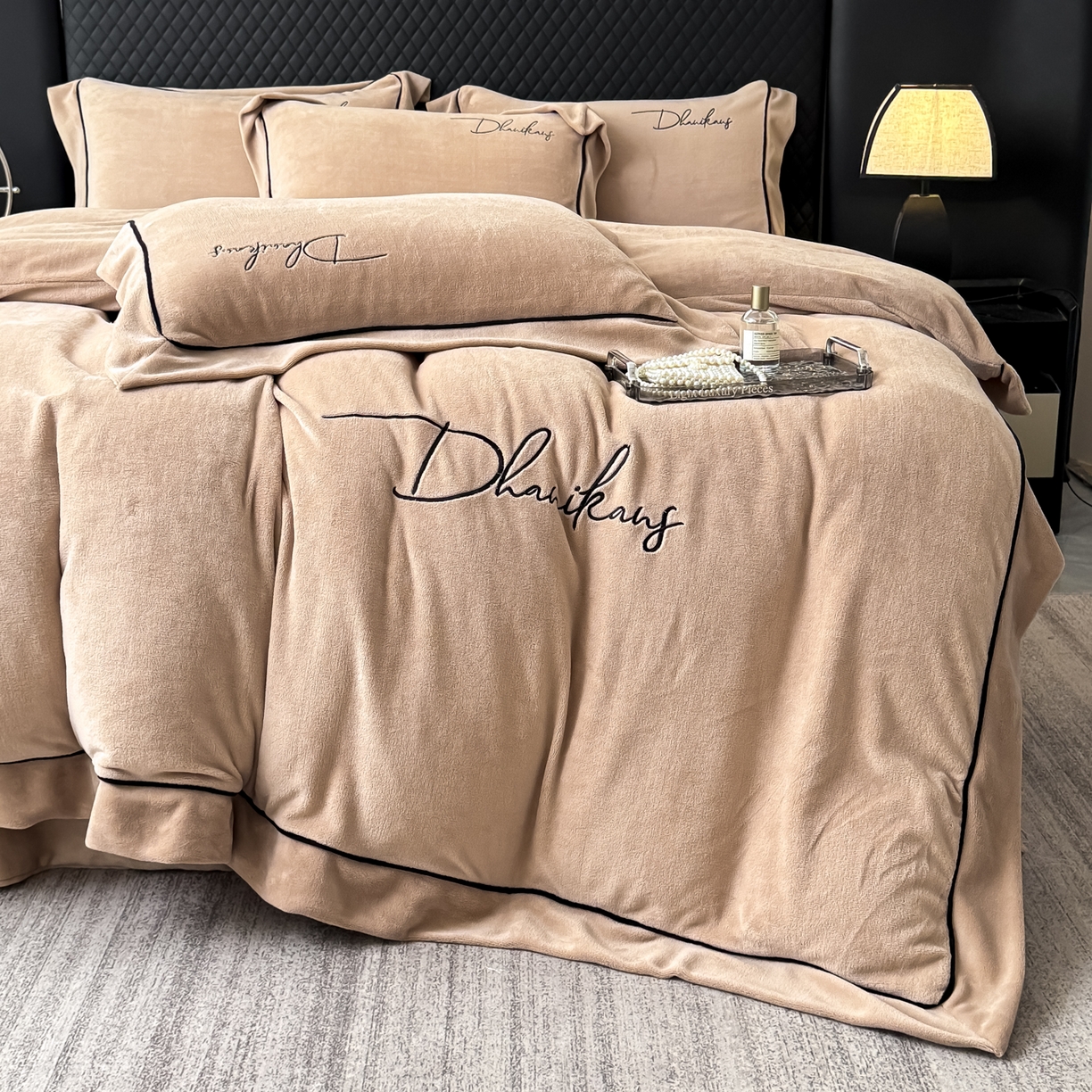 91家纺网 家纺一手货源 找家纺 KA家纺 2025新款冬轻奢刺绣款嵌绳大拼角牛奶绒四件套 轻奢牛奶绒-香槟