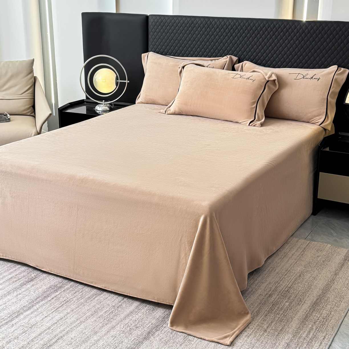 91家纺网 家纺一手货源 找家纺 KA家纺 2025新款冬轻奢刺绣款嵌绳大拼角牛奶绒四件套 轻奢牛奶绒-香槟