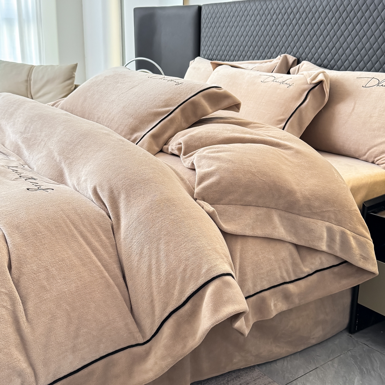 91家纺网 家纺一手货源 找家纺 KA家纺 2025新款冬轻奢刺绣款嵌绳大拼角牛奶绒四件套 轻奢牛奶绒-香槟