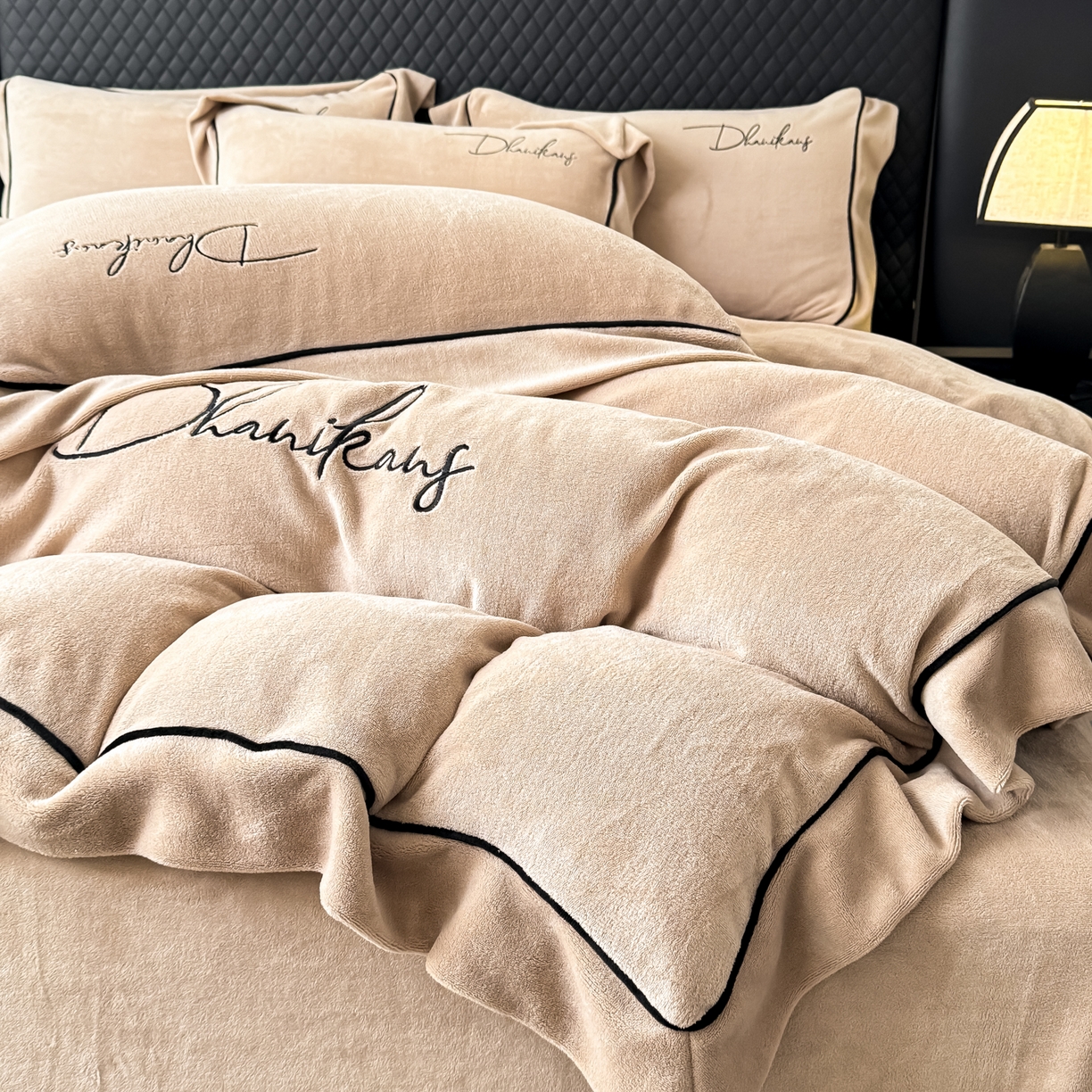 91家纺网 家纺一手货源 找家纺 KA家纺 2025新款冬轻奢刺绣款嵌绳大拼角牛奶绒四件套 轻奢牛奶绒-香槟