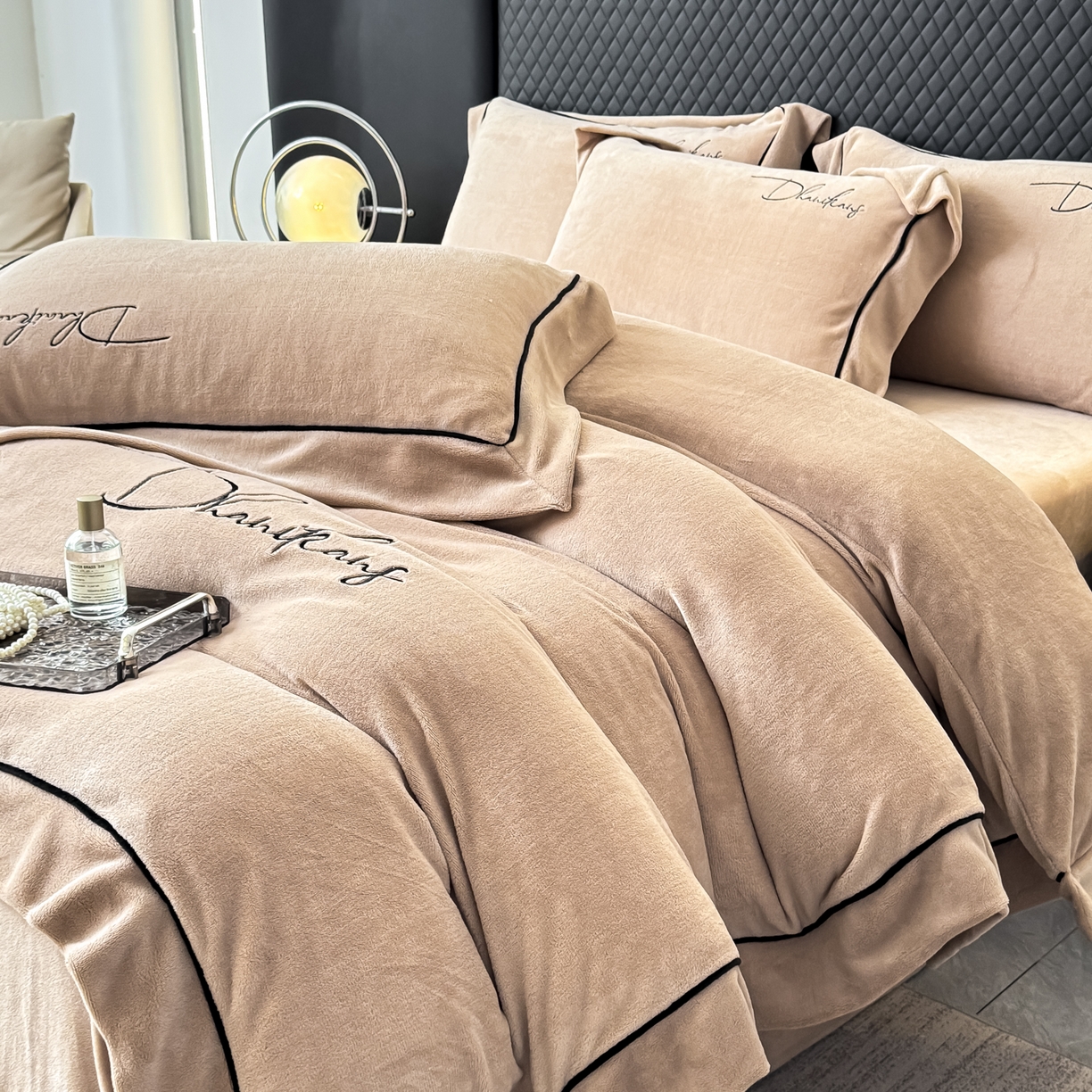 91家纺网 家纺一手货源 找家纺 KA家纺 2025新款冬轻奢刺绣款嵌绳大拼角牛奶绒四件套 轻奢牛奶绒-香槟