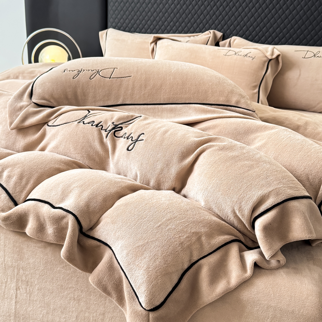 91家纺网 家纺一手货源 找家纺 KA家纺 2025新款冬轻奢刺绣款嵌绳大拼角牛奶绒四件套 轻奢牛奶绒-香槟