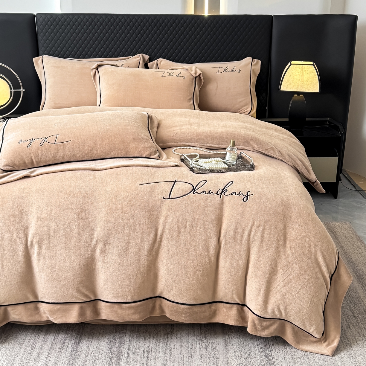 91家纺网 家纺一手货源 找家纺 KA家纺 2025新款冬轻奢刺绣款嵌绳大拼角牛奶绒四件套 轻奢牛奶绒-香槟