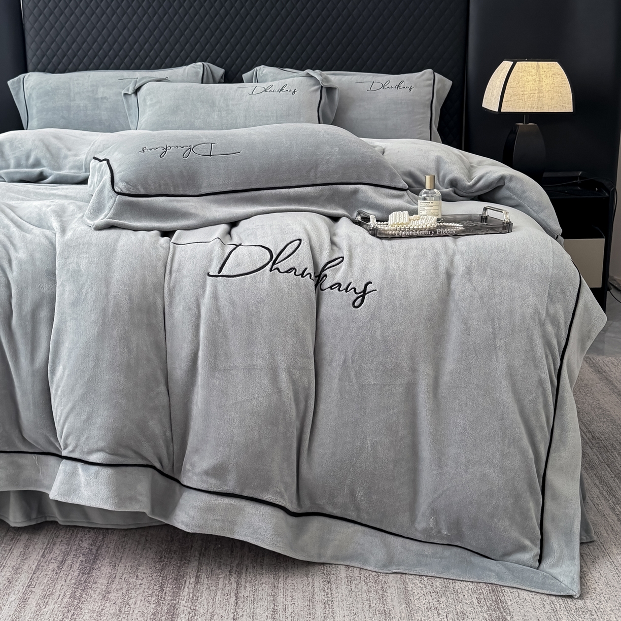 91家纺网 家纺一手货源 找家纺 KA家纺 2025新款冬轻奢刺绣款嵌绳大拼角牛奶绒四件套 轻奢牛奶绒-灰